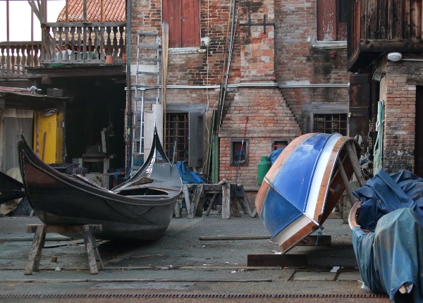 Come nascono le gondole: viaggio alla scoperta dell’artigianato tradizionale veneziano